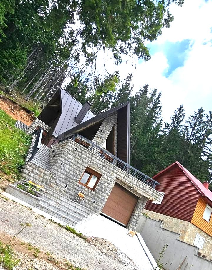 Prodaje se kuća u bilizini Crnog jezera na Žabljaku.